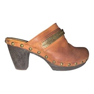 Gianni Bini Leather embellished Clogs Size 6 medium‎ brown